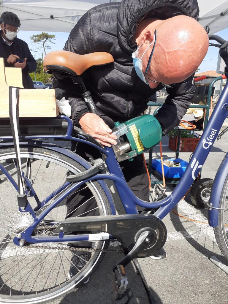Le marquage vélo par l'association Insercycles