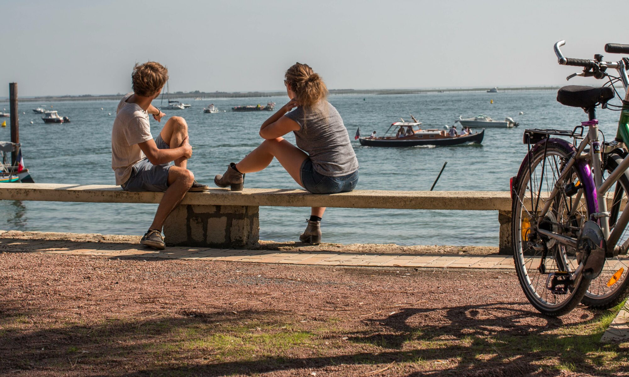 Jeunes assis devant le Bassin d'Arcachon, avec Vélo - Futur - Bandeau page HEADER HOME COBAN + page PUBLICATIONS