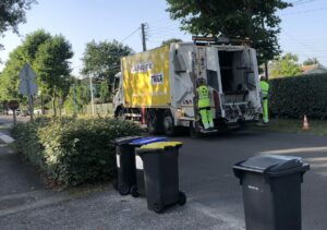 Reprise des collectes des déchets en porte-à-porte - COBAN Camion Benne COBAN Collecte flocage couleurs