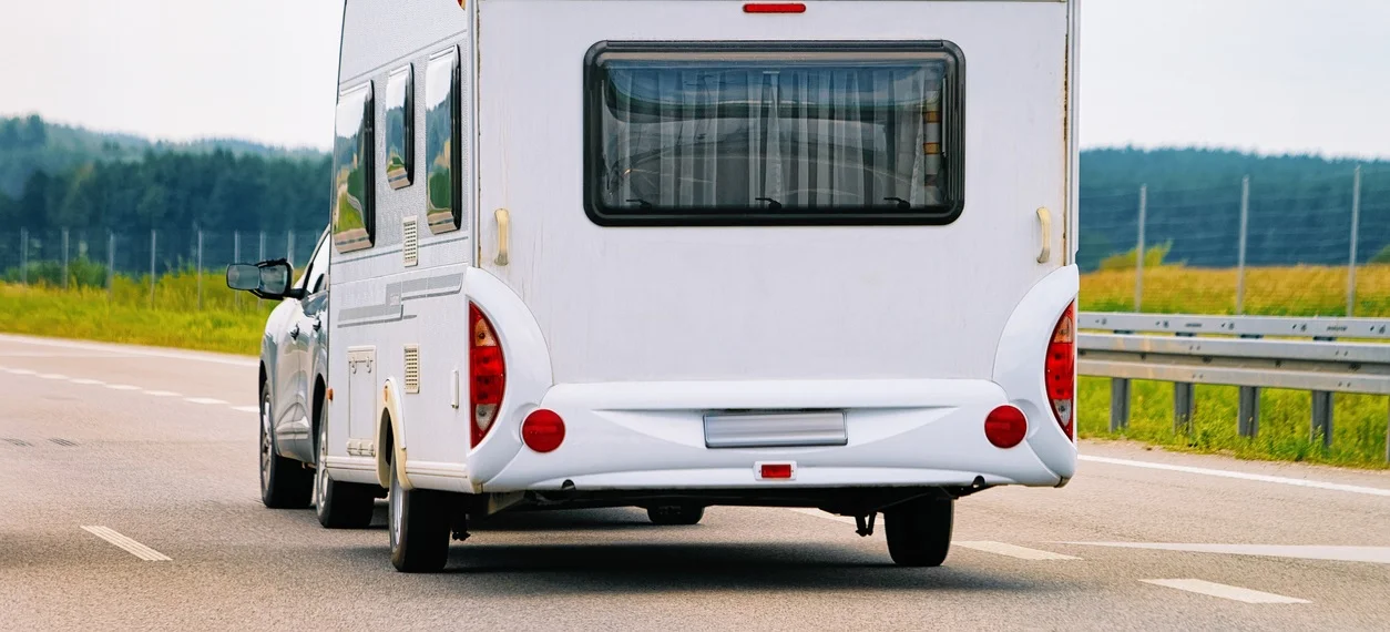 Bandeau Page Aires d'Accueil des Gens du Voyage - Caravane sur la route