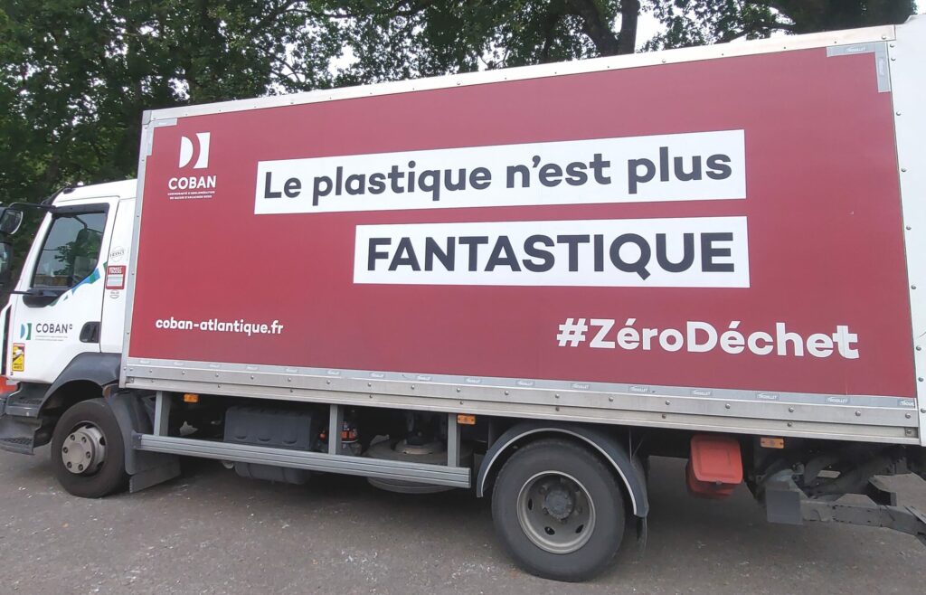 Camion rouge "Le plastique n'est plus fantastique"