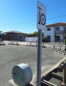 Station de gonflage vélo COBAN à Lège-Cap Ferret sur la place du marché du Cap Ferret