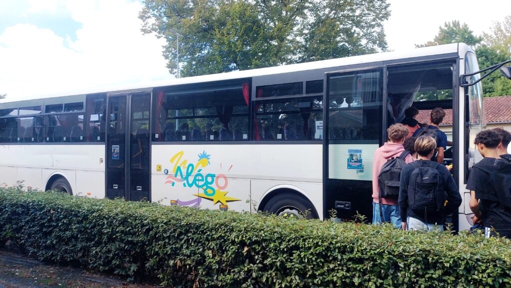 Car de transport scolaire Alégo - Grand car - Rentrée 2024 - Le ballet des cars