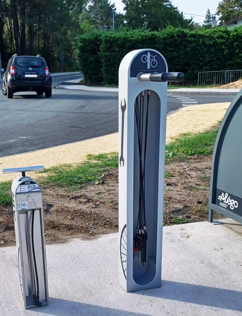 Station de gonflage vélo sur le PEI d'Arès Lège, à côté des consignes à vélos sécurisées