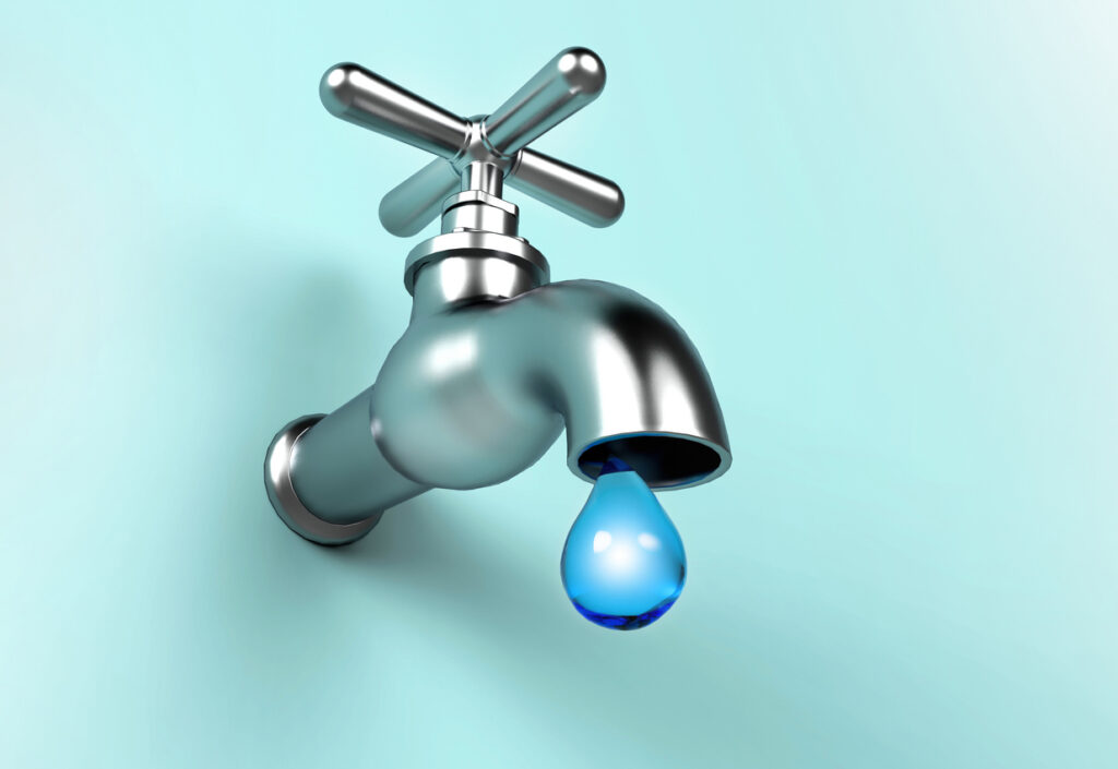 Robinet et goutte d'eau