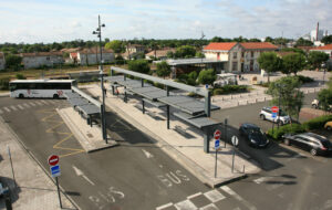 Gare PEI P.E.I. de Biganos avec car régional de Nouvelle-Aquitaine - ©haut-relief