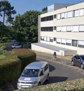 Alégo - véhicule gris TAD devant la clinique d'Arès