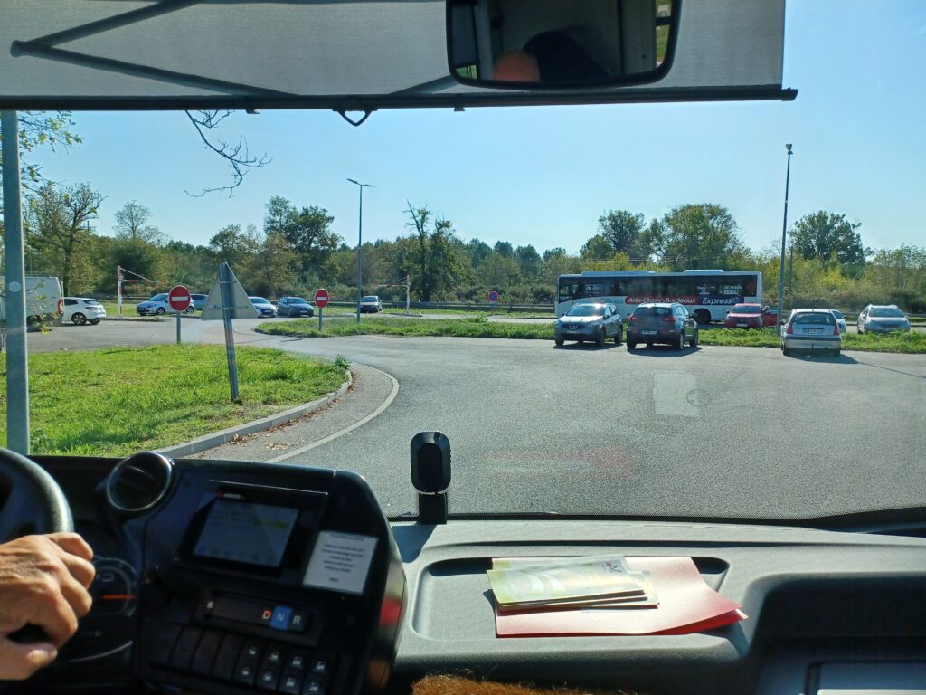 Actualités - COBAN PEI de Querquillas à Andernos-les-Bains - Fin des travaux - Réouverture le vendredi 31 octobre 2025 - Lignes 4 et 10 Alégo - Vue d'un bus Alégo de la ligne 4