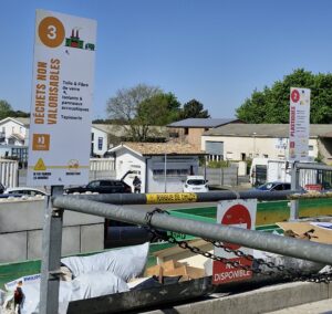 Nouvelle signalétique et nouvelles filières Déchèteries Particuliers - Printemps 2025 - Panneaux 2 Plastiques et 3 Déchets non valorisables