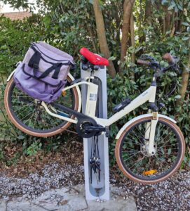Station de réparation vélos devant la Médiathèque au Parc du Broustic à Andernos-les-Bains - 25 février 2026