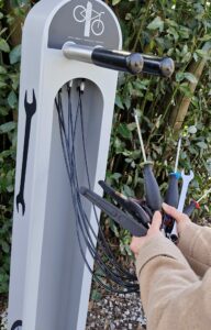 Totem de réparation vélos devant la Médiathèque au Parc du Broustic à Andernos-les-Bains - 25 février 2026