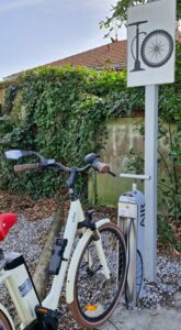 Station de gonflage vélos devant la Médiathèque au Parc du Broustic à Andernos-les-Bains - 25 février 2026