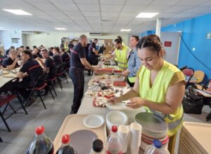 Pompiers ravitaillés par les bénévoles au point de ravitaillement du PC de crise de Marcheprime - 29 juillet - Incendie juillet 2026 (Anne COBAN)