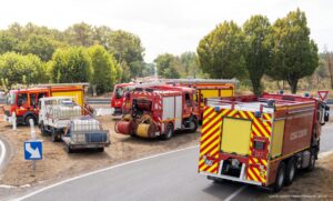 Camions de Pompiers sur un accès à la RD106 à Lanton - Incendie juillet 2026