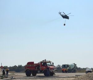 Hélicoptère en ravitaillement au point d'eau de Cestas - 29 juillet 2026 Incendie juillet 2026